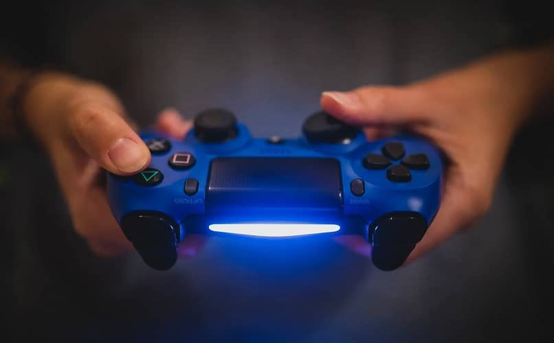 controller ps4 blu nelle mani