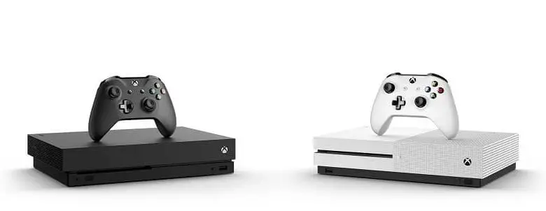 due controller per videogiochi in bianco e nero marca xboxlive