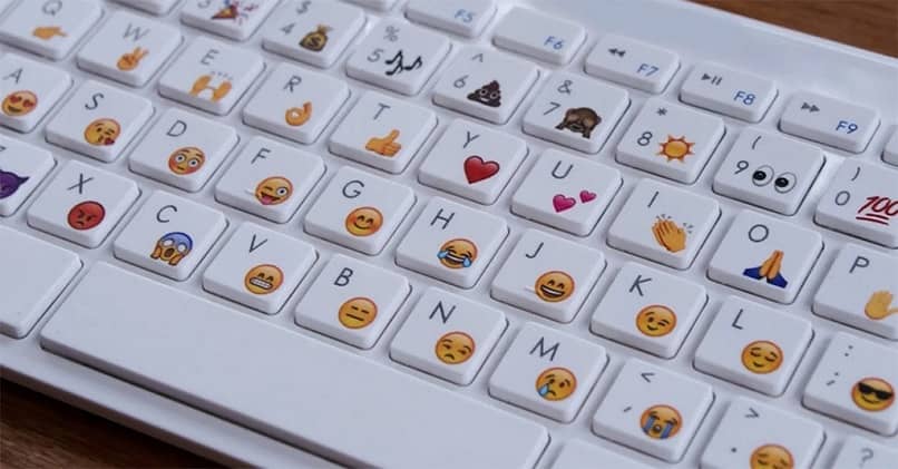 diversi emoji sulla tastiera