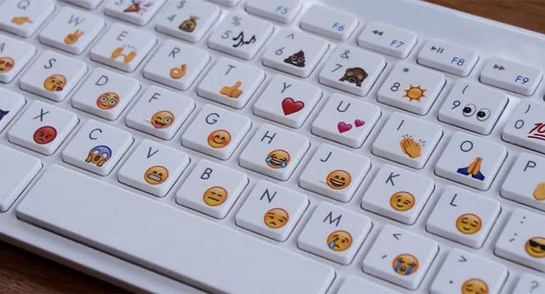 diversi emoji sulla tastiera