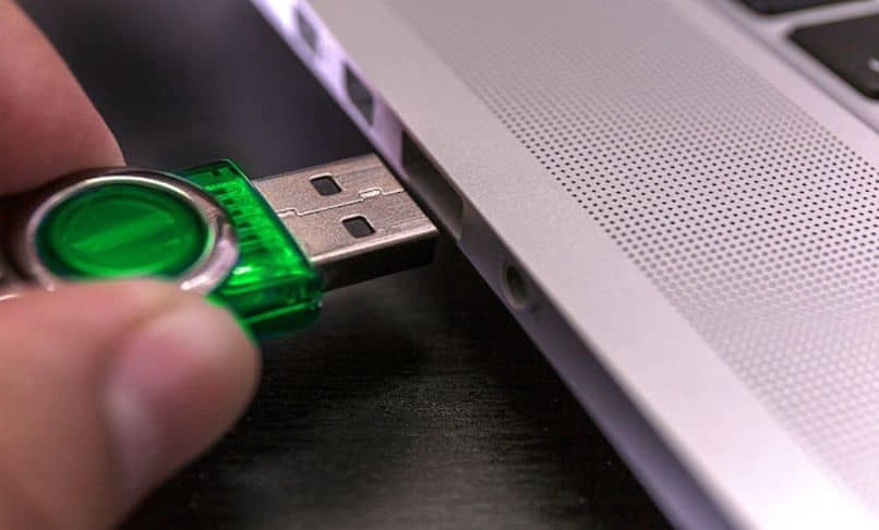 computer portatile con chiavetta USB con ingresso USB