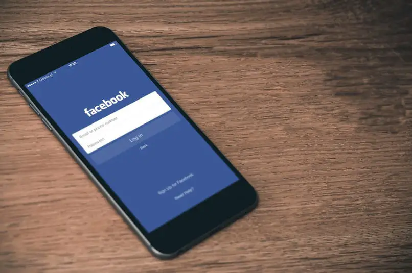 applicazione social network facebook su un telefono