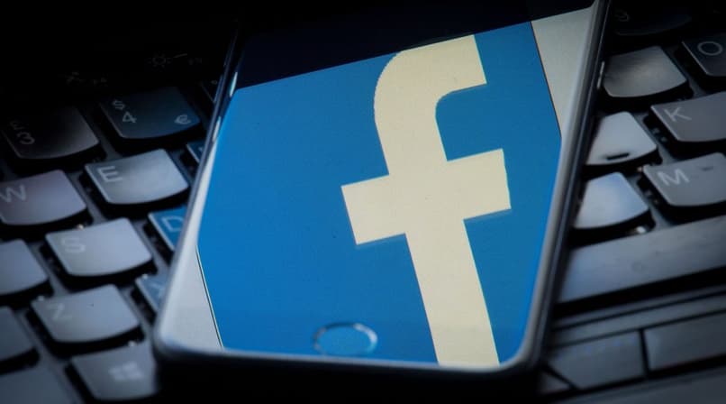 facebook riflesso sullo schermo del telefono