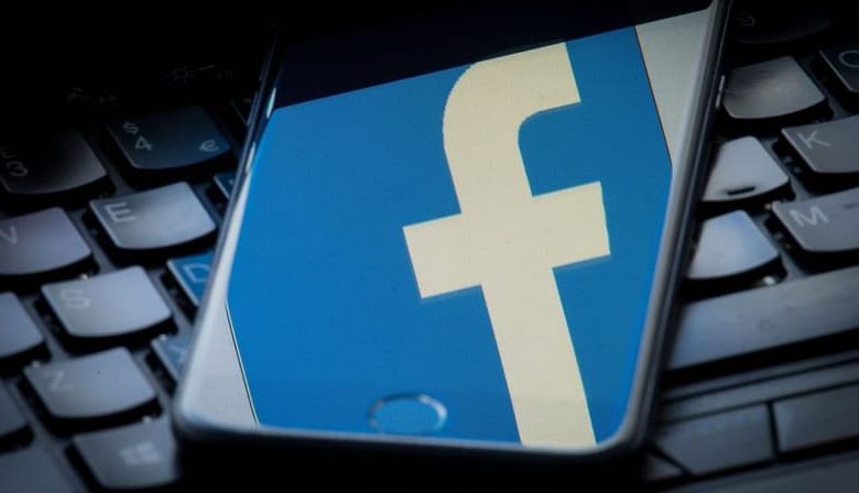 facebook riflesso sullo schermo del telefono