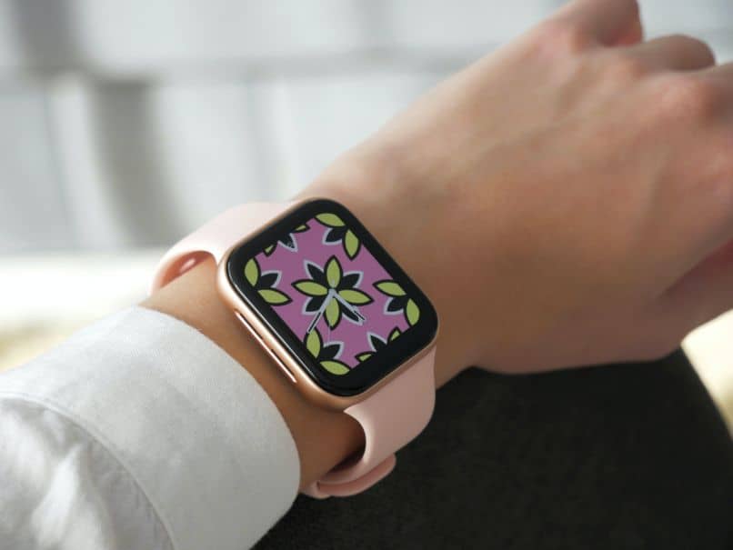 smartwatch con sfondo rosa