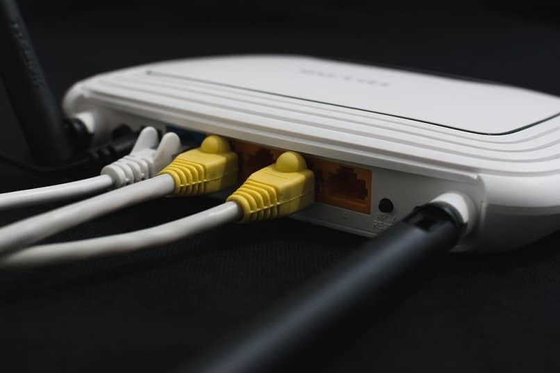 foto ingrandita del retro di un router bianco con connessione Internet lenta 