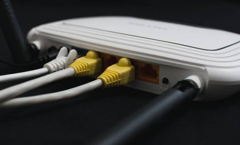 foto ingrandita del retro di un router bianco con connessione Internet lenta