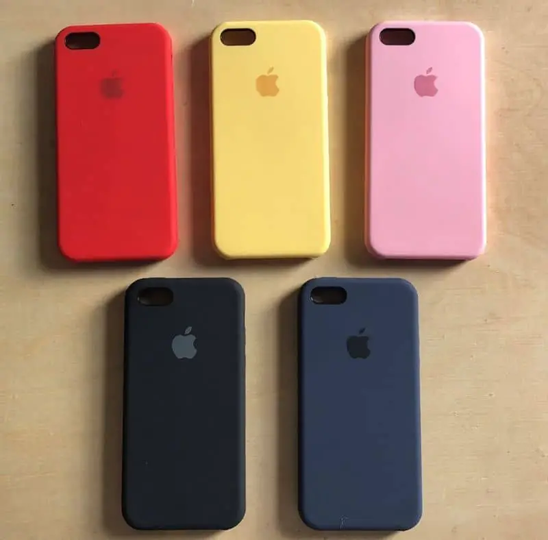 Custodie per iPhone sul tavolo con colori diversi
