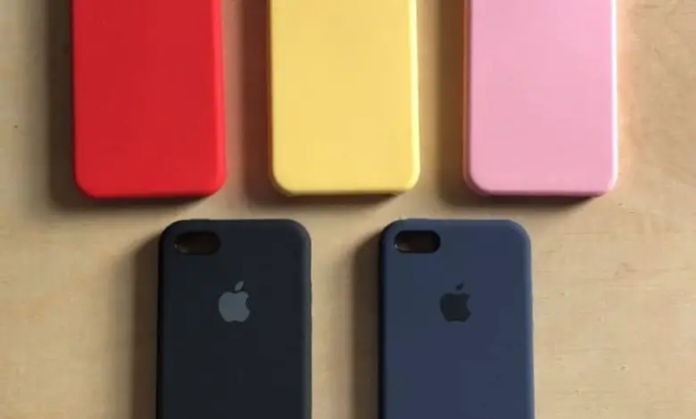Custodie per iPhone sul tavolo con colori diversi