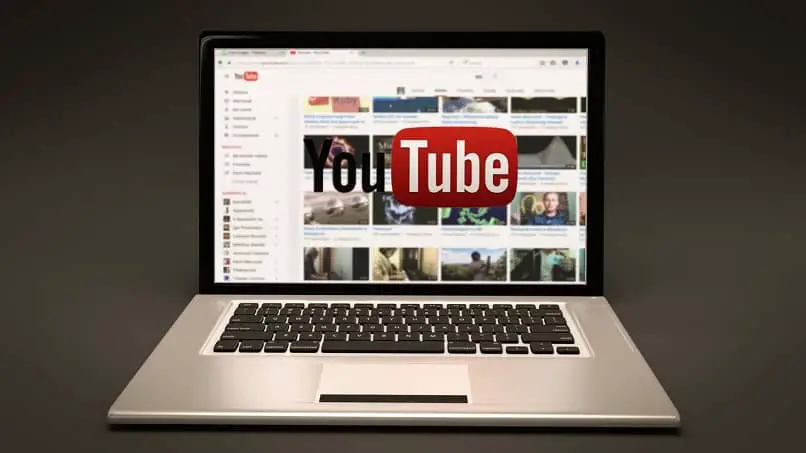 laptop con il logo di YouTube sullo schermo