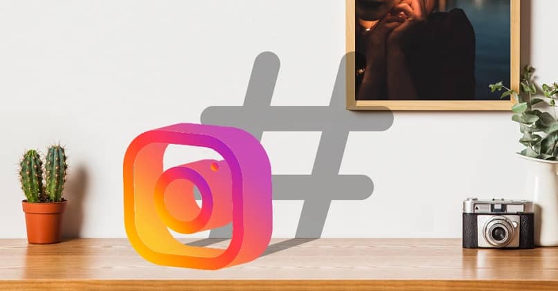 icona di instagram e dietro un simbolo di hashtag