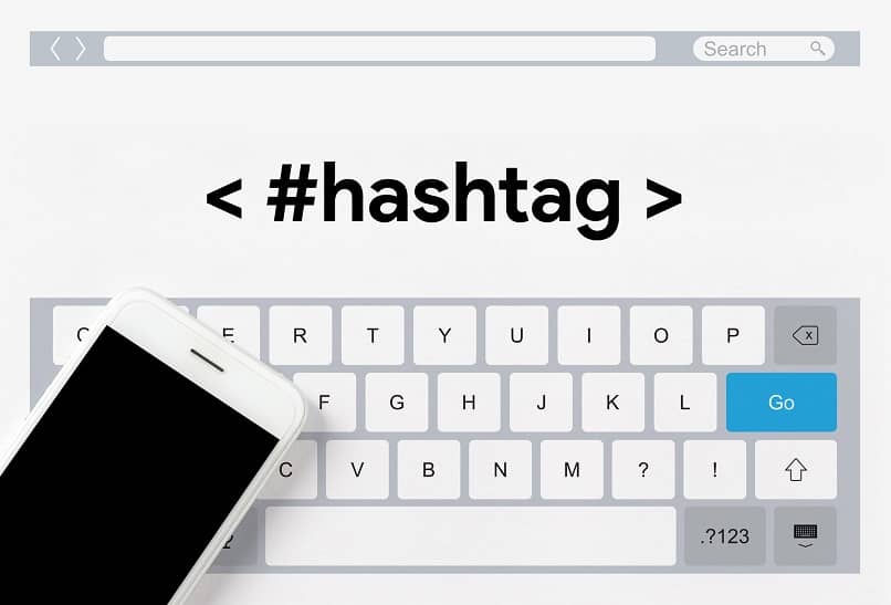 tastiera virtuale di un cellulare con la parola hashtag