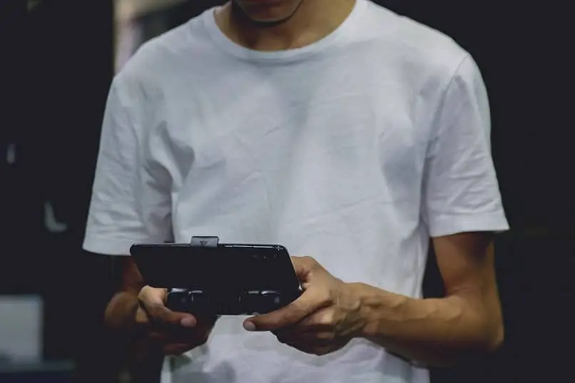 uomo che gioca a un videogioco con un dispositivo