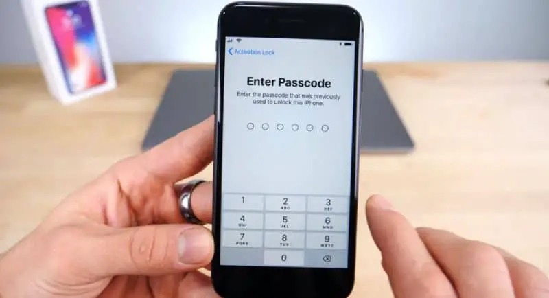 Cellulare nero in mano con iCloud Inserisci il codice