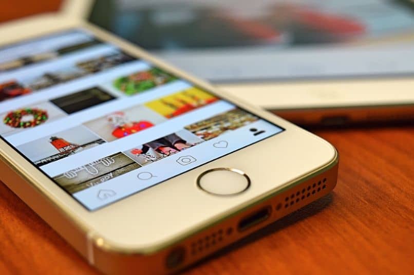 iphone e tablet con app instagram su desktop