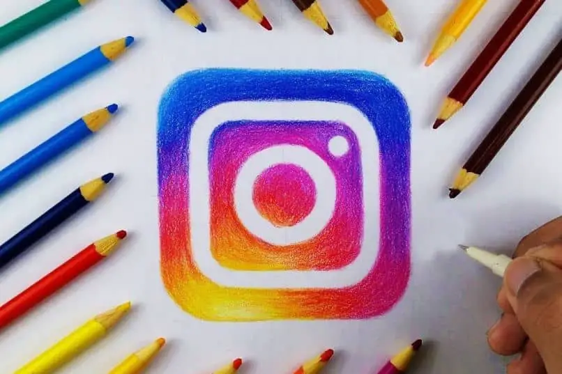 disegno del logo di instagram con le matite