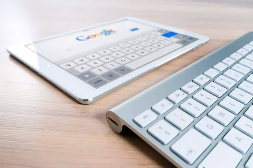 iPad con pagina google e tastiera sul tavolo