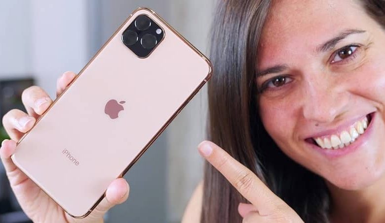 un utente che indica l'iPhone su cui viene riprodotto YouTube