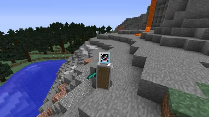 giocatore di minecraft con spada e scudi sulla montagna di pietra e acqua sottostante