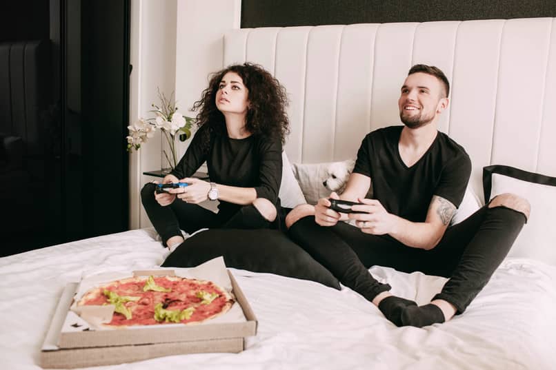 la coppia fa combo mortali di mortal kombat mangiando pizza
