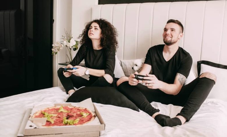 la coppia fa combo mortali di mortal kombat mangiando pizza