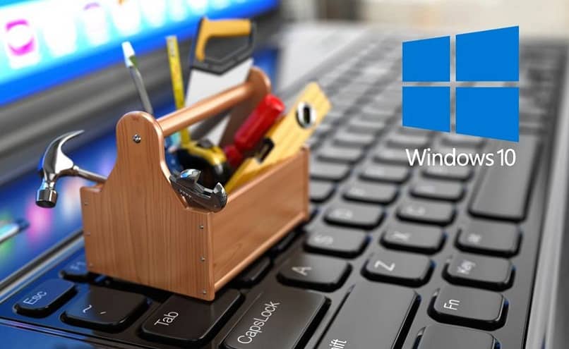 laptop con cassetta degli attrezzi e logo di Windows 10