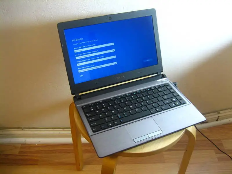 Computer portatile su sedia Installazione di Windows