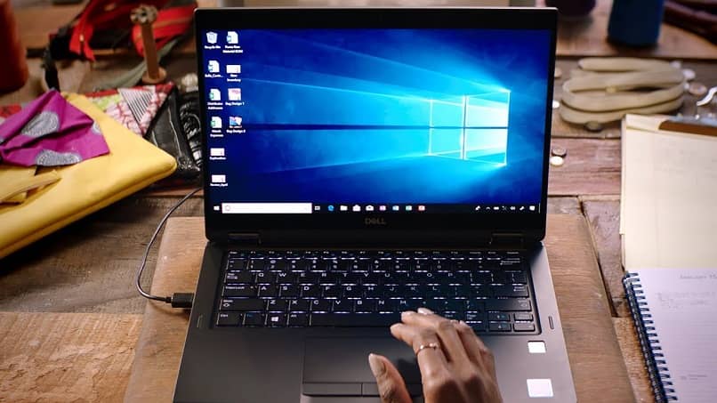 persona che utilizza un laptop Windows 10