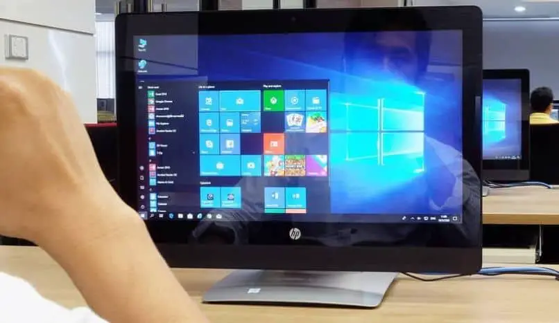 Windows 10 logo schermo computer desktop uomo