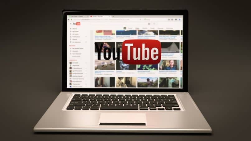 laptop con logo della pagina youtube