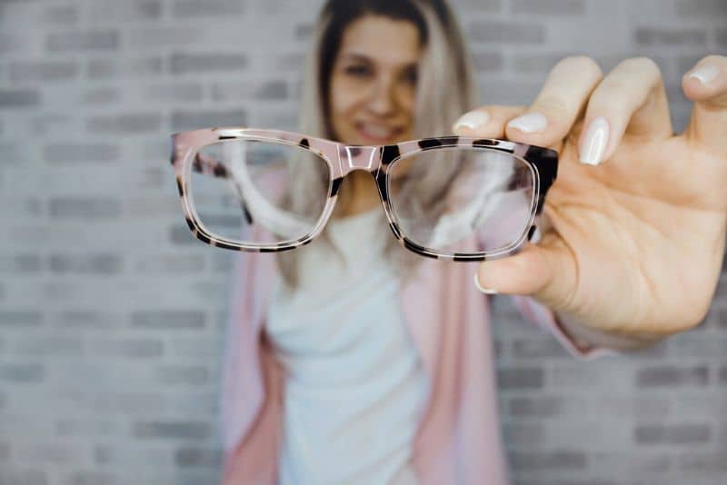 Ragazza con gli occhiali