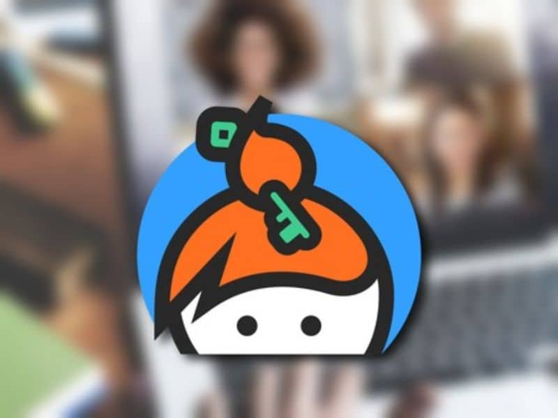 Logo Keybase sfondo sfocato di persone sul laptop