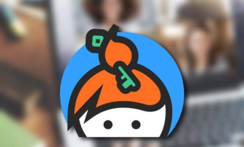 Logo Keybase sfondo sfocato di persone sul laptop