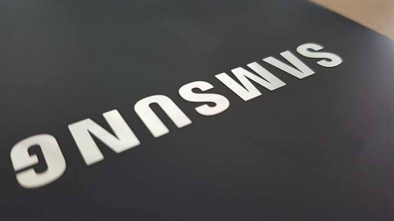 telefono Android con logo Samsung