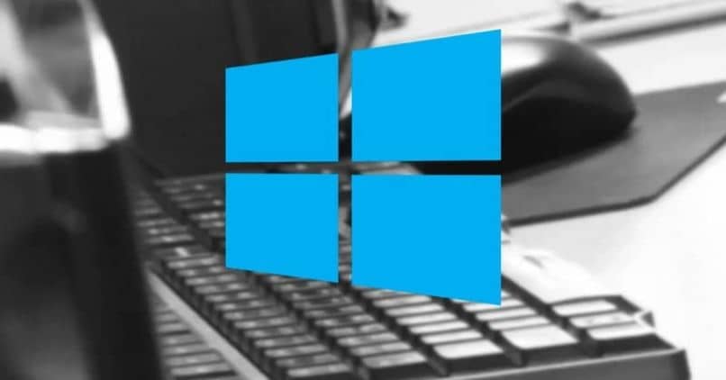 tastiera del computer con logo Windows 10