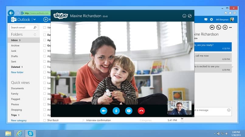 Mamma con suo figlio in videochiamata Skype
