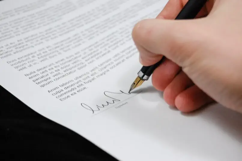 firmare a mano un documento aziendale