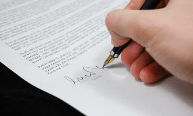 firmare a mano un documento aziendale