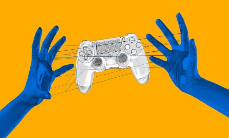 illustrazione mani che tengono il controller ps4