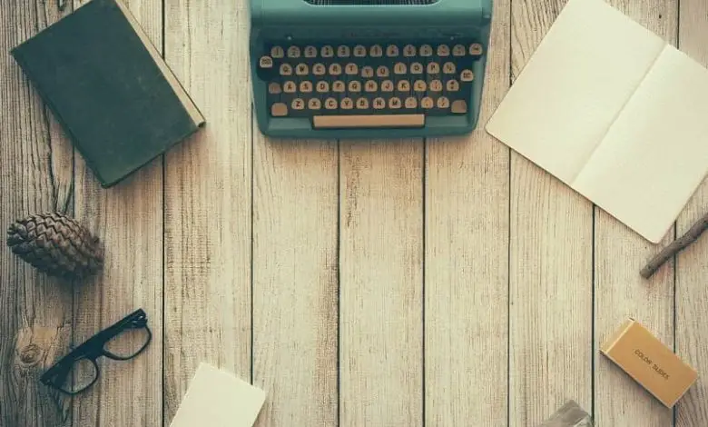 tavolo da lavoro con macchina da scrivere