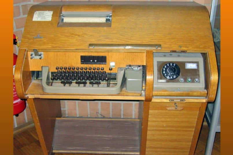 tavolo in legno vecchia macchina da scrivere chiavi muro di mattoni