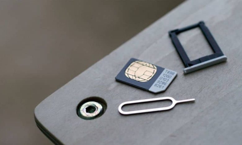 adattatore per sim card in legno da tavolo sfocatura dello sfondo