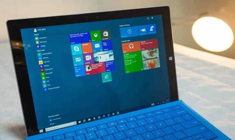 computer con schermo del logo di Windows 10