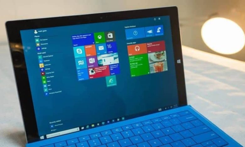 computer con schermo del logo di Windows 10