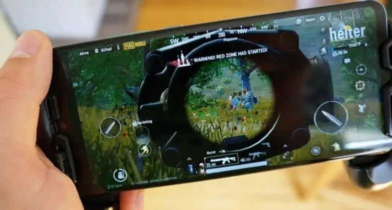 cellulare con sfondo sfocato del videogioco aperto