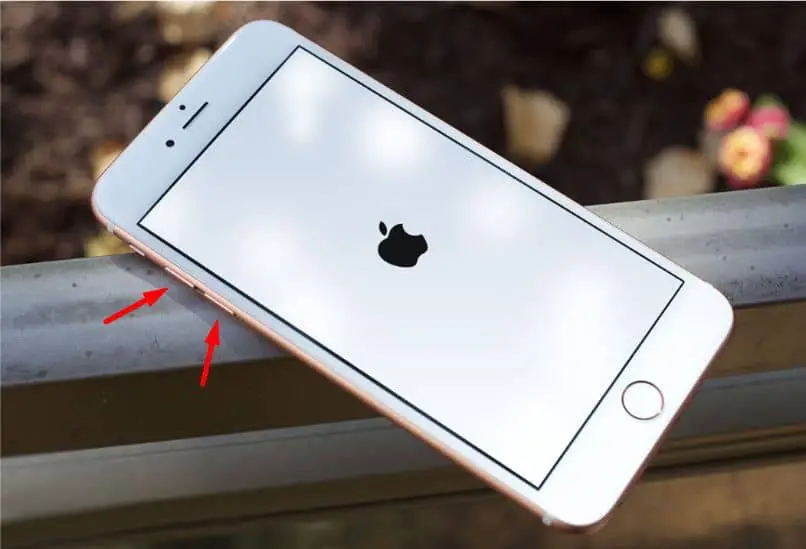 telefono cellulare iphone legno mela freccia sfocatura sfondo