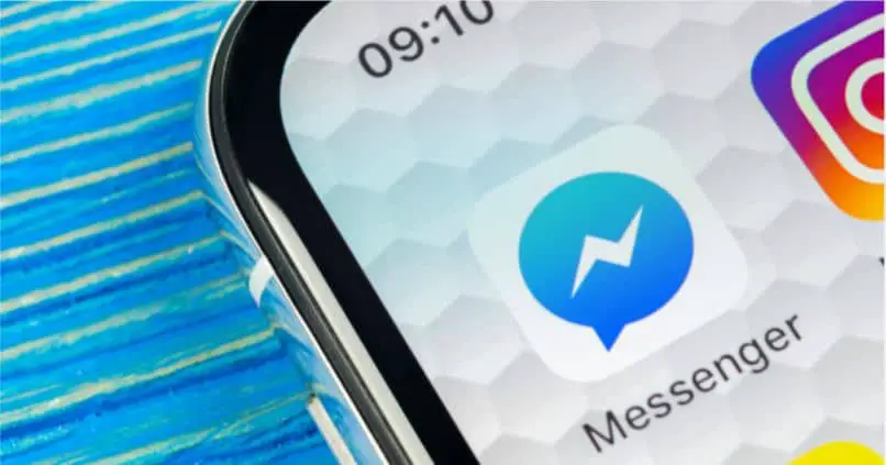 cellulare messenger instagram sfondo blu