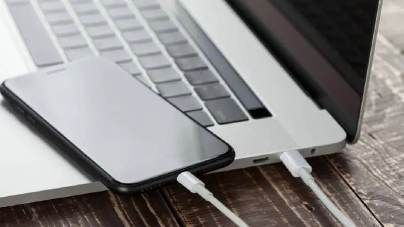 cellulare connesso tramite USB a un laptop