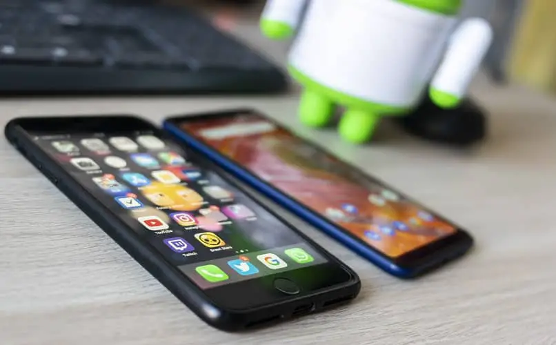 smartphone iphone sul tavolo