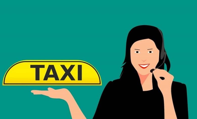 donna con in mano un cartello di taxi